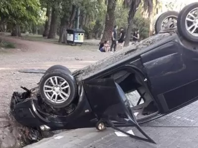 accidente-vuelco-parque-mendoza-fotos-rotonda
