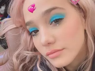 �ngela-Torres-poliamor-buzo-pantalones-pelo-look-2019-instagram-2