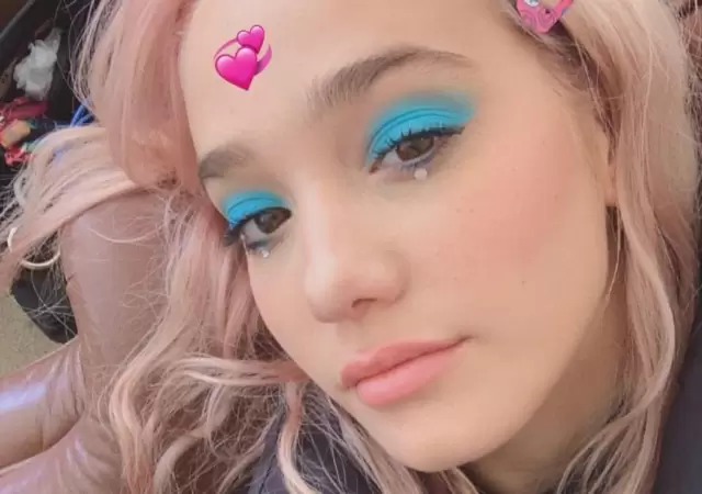 �ngela-Torres-poliamor-buzo-pantalones-pelo-look-2019-instagram-2