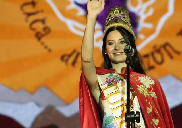 VendimiaTunuy�n-----@MuniTunuyan-tiene-nueva-Reina!-----Ella-es-Ana-Victoria-Chaves,-de-21-a�os.-Con-65-votos-se-consagr�-como-la-nueva-Reina-Depa