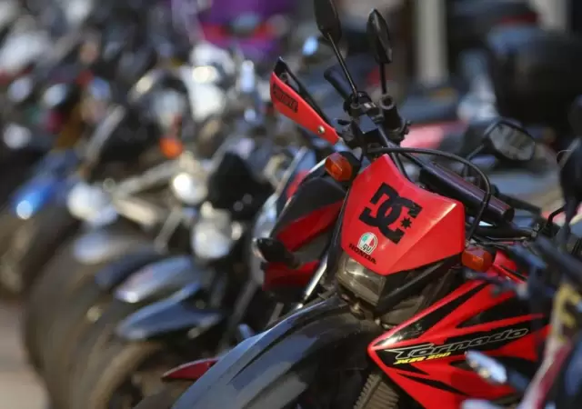 Motos