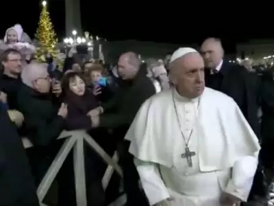 papa-francisco-enojo-vaticano-con-una-mujer