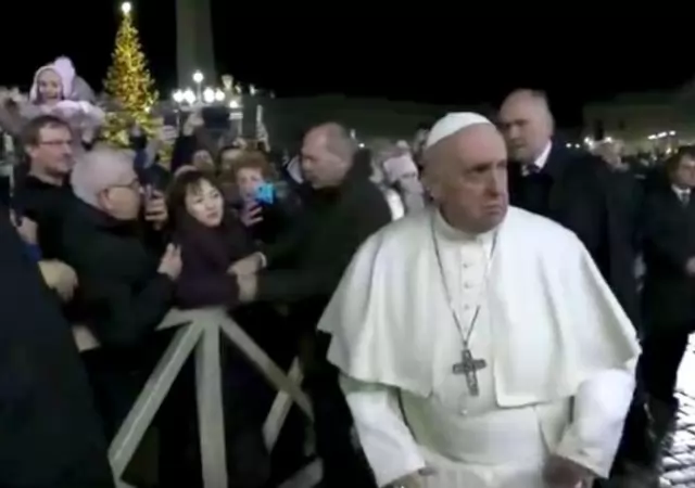 papa-francisco-enojo-vaticano-con-una-mujer