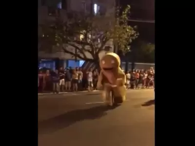 video-hombre-galleta-shrek-ataque-perro