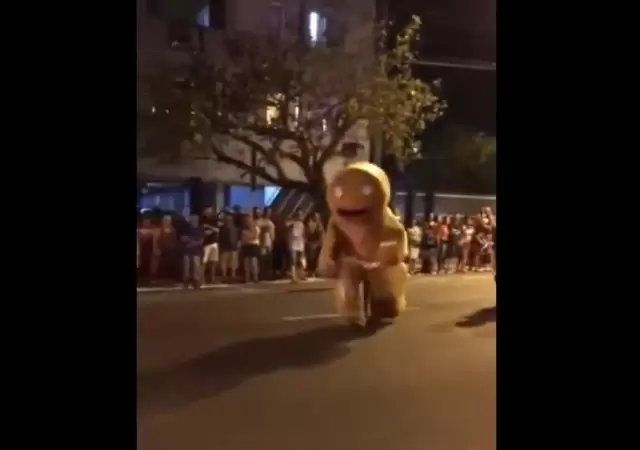 video-hombre-galleta-shrek-ataque-perro