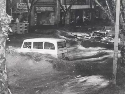 Varios-autom�viles-son-llevados-por-la-corriente-en-plena--calle--San-Mart�n-esquina-Garibaldi-de-ciudad
