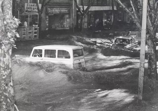 Varios-autom�viles-son-llevados-por-la-corriente-en-plena--calle--San-Mart�n-esquina-Garibaldi-de-ciudad