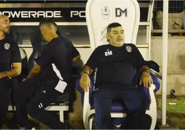 Diego-Maradona-silln-Gimnasia-La-Plata