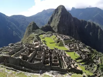 Machu-Picchu-argentinos-caca-fotos-vandalos