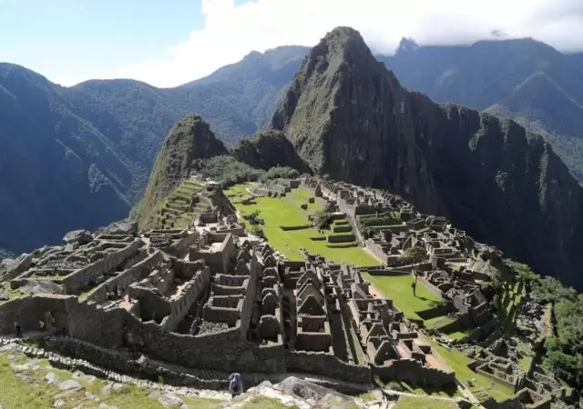 Machu-Picchu-argentinos-caca-fotos-vandalos