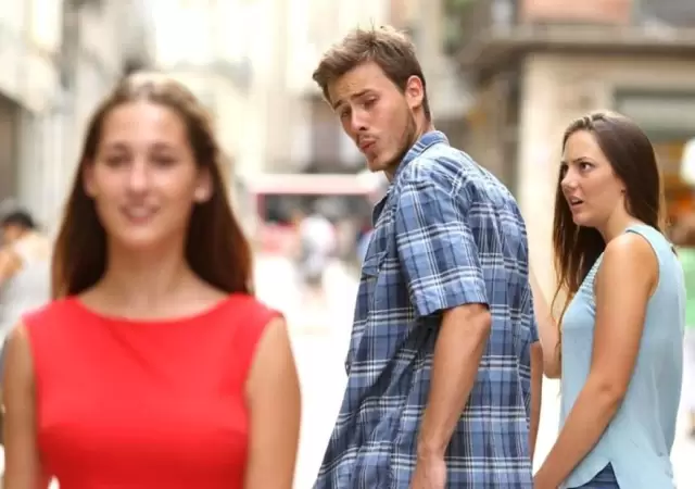 meme-hombre-distraido