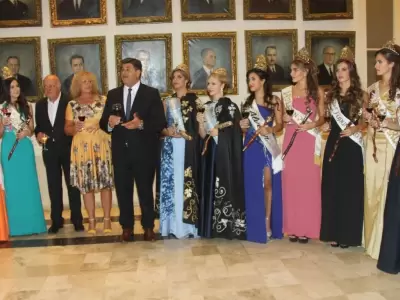 Juan-Carlos-Jaliff,-Cristina-Mondello-de-Abed-y-Mario-Abed-junto-a-todas-las-reinas-departamentales.