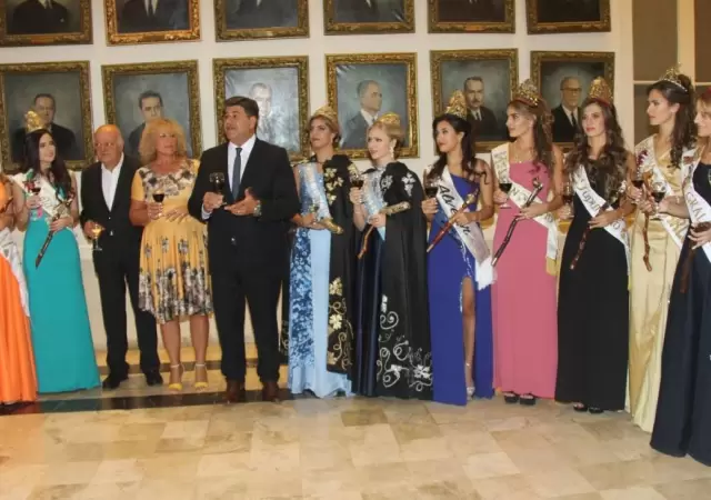 Juan-Carlos-Jaliff,-Cristina-Mondello-de-Abed-y-Mario-Abed-junto-a-todas-las-reinas-departamentales.