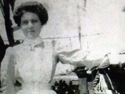 Jessop,-cuando-era-camarera-del-Olimpic-antes-de-ser-elegida-para-trabajar-en-el-Titanic.