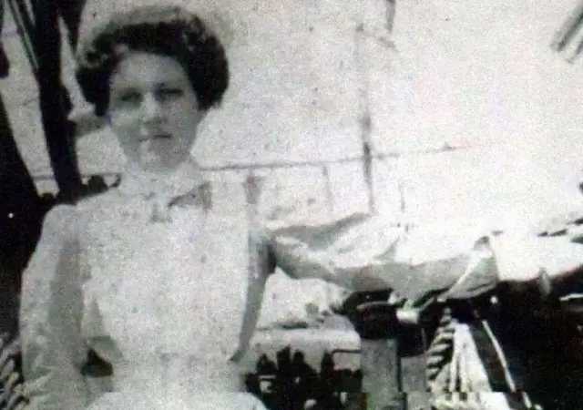 Jessop,-cuando-era-camarera-del-Olimpic-antes-de-ser-elegida-para-trabajar-en-el-Titanic.