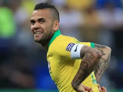 dani-alves-brazil-peru-copa-america-2019_1lbmch6eym30f1vpxbvd7krarn