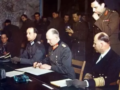 El-general-Alfred-Jold-junto-a-otros-militares-de-la-Alemania-nazi-firma-la-rendicin-ante-los-aliados-el-8-de-mayo-de-1945.