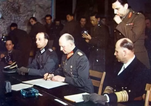 El-general-Alfred-Jold-junto-a-otros-militares-de-la-Alemania-nazi-firma-la-rendicin-ante-los-aliados-el-8-de-mayo-de-1945.