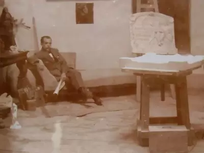 6-El-catal�n-con-una-de-sus-obras-terminada-en-1915.