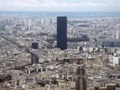 escalo-la-torre-de-paris-y-termino-detenido