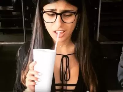 Mia-khalifa-comiendo-y-bebiendo