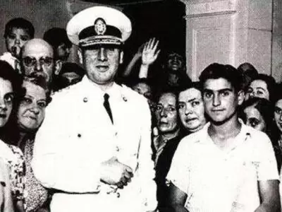 El-coronel-Juan-Domingo-Per�n,-junto-a-obreros-cuando-en-1944.