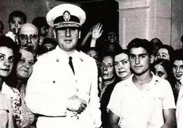 El-coronel-Juan-Domingo-Pern,-junto-a-obreros-cuando-en-1944.