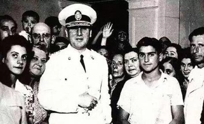 El-coronel-Juan-Domingo-Perón,-junto-a-obreros-cuando-en-1944.