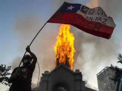 19-10-2020_chile_un_manifestante_revolotea_una(1)