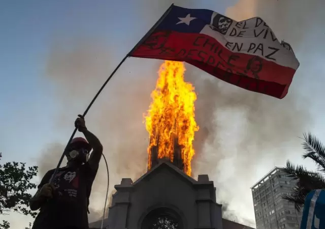 19-10-2020_chile_un_manifestante_revolotea_una(1)