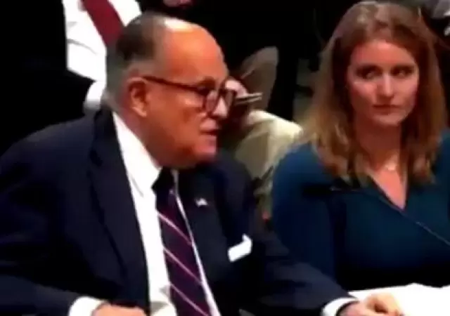 rudy-giuliani-abogado-de-donald-trump-en-una-audiencia-publica-por-el-caso-de-presunto-fraude-electoral