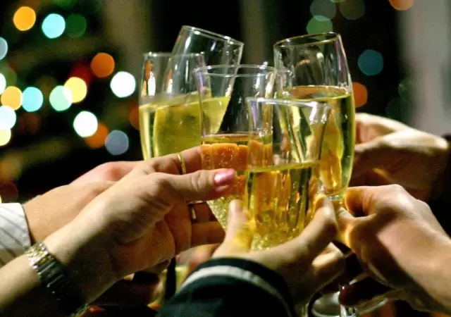 Una brindis que termina en resaca