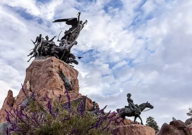 Cerro_de_la_Gloria_San_Marti?n_monumento