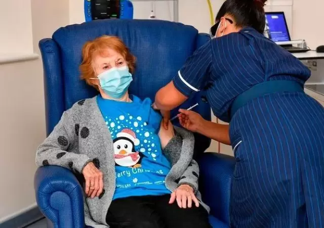 primer-mujer-vacunada-contra-el-coronavirus-en-gran-breta�a