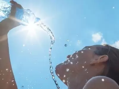 mujer-calor-bebe-agua