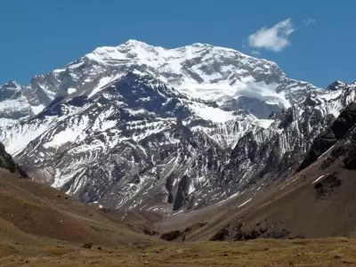 El-imponente-Cerro-Aconcagua-que-fue-admirado-y-descripto-por-la-mayora-de-los-viajeros-europeos.