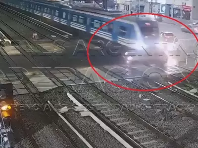 video-del-tren-que-atropella-un-auto-en-argentina