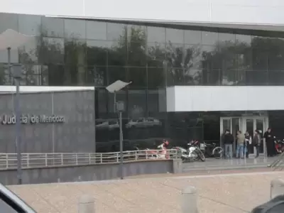 juzgado-familia-el-palacio-judicial-san-martin-la-madre-y-su-abogada-denuncian-que-la-jueza-del-caso-le-quito-la-nina-argumentar-la-resolucion-notific