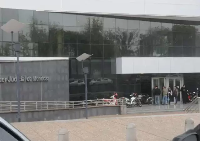 juzgado-familia-el-palacio-judicial-san-martin-la-madre-y-su-abogada-denuncian-que-la-jueza-del-caso-le-quito-la-nina-argumentar-la-resolucion-notific