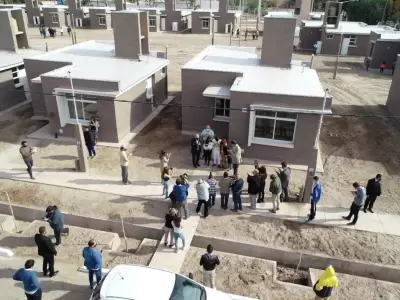 Foto archivo: entrega de viviendas del IPV en el departamento mendocino de Rivadavia.