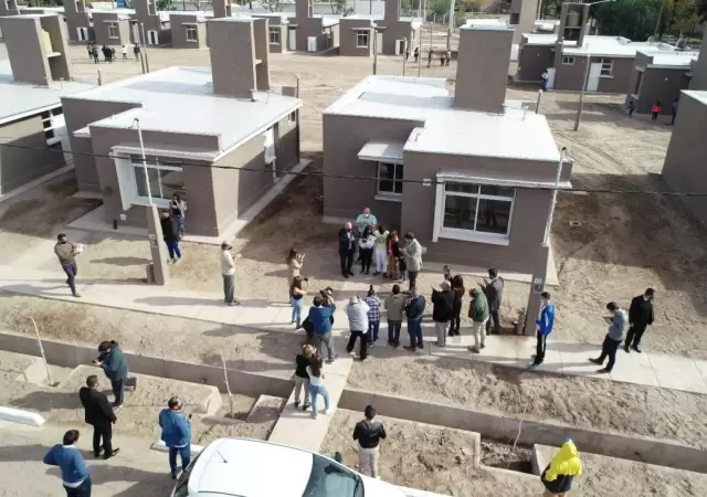 Foto archivo: entrega de viviendas del IPV en el departamento mendocino de Rivadavia.