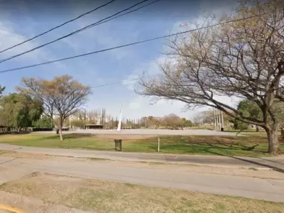 parque-central-joven-apu�alado-mendoza-ciudad
