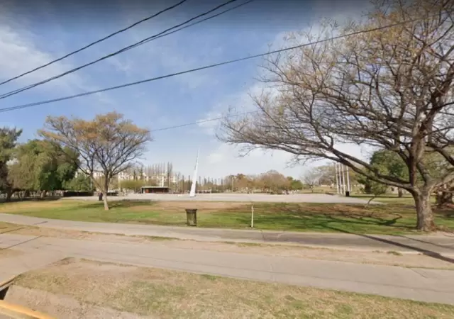 parque-central-joven-apu�alado-mendoza-ciudad