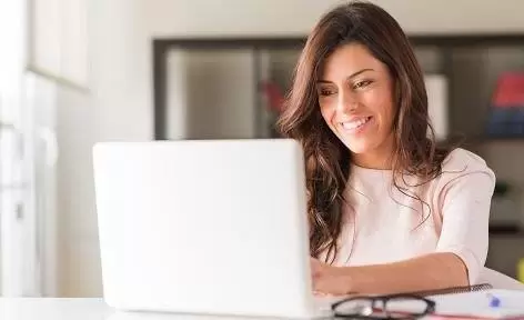 mujer_joven_computadora