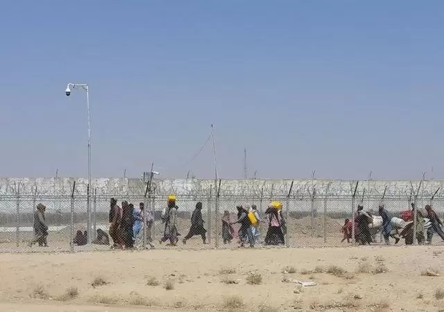 afganos-huyendo-por-tierra