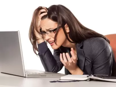 mujer-mirando-computadora-preocupada