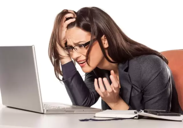 mujer-mirando-computadora-preocupada