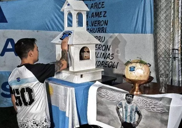 hinchas-altar-gimnasia-maradonajpg