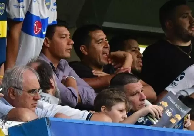 riquelme-en-su-palco-junto___wwHDuBpL_720x0__1