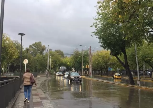 Durante la noche del mi�rcoles en buena parte del Gran Mendoza precipit� un aguacero que desbord� acequias y colectores aluvionales.